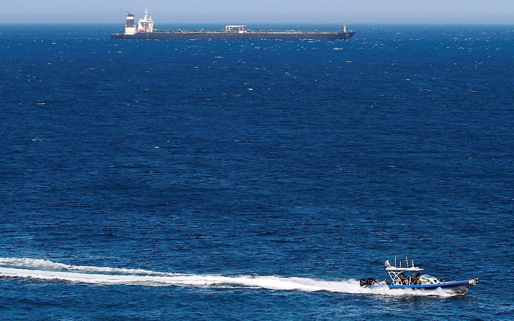 Een patrouilleschip passeert de Iraanse olietanker Grace 1. beeld EPA