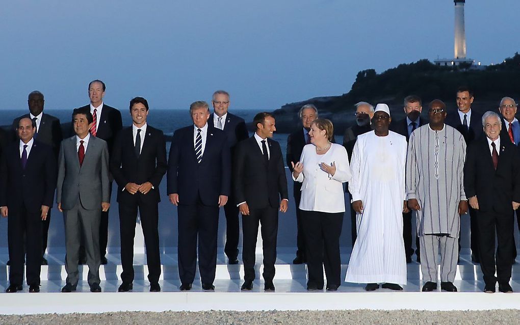 De leiders van de G7 poseren voor de groepsfoto in Biarritz. beeld AFP