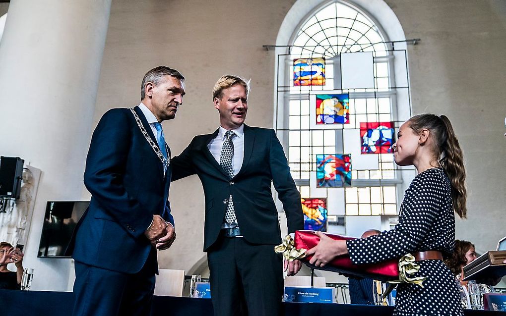 Sienna, de kinderburgemeester van Leeuwarden, is aanwezig bij de installatie van Sybrand Buma als burgemeester van de Friese stad. beeld ANP