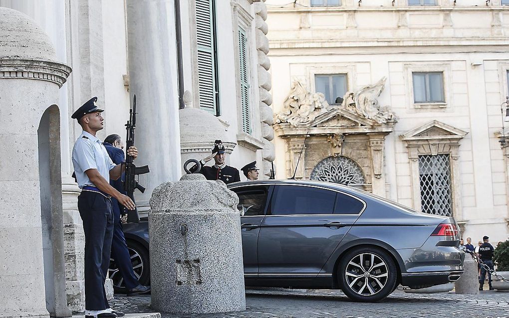 Conte komt bij het paleis aan om te overleggen met president Sergio Mattarela. beeld EPA