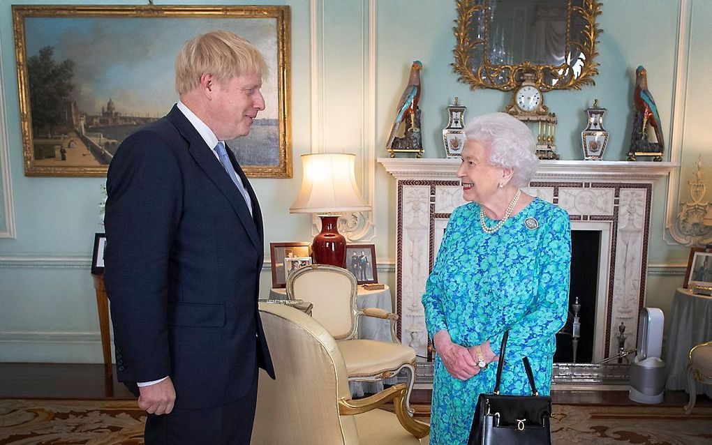 Britse premier Boris Johnson en Britse koningin Elizabeth. beeld AFP