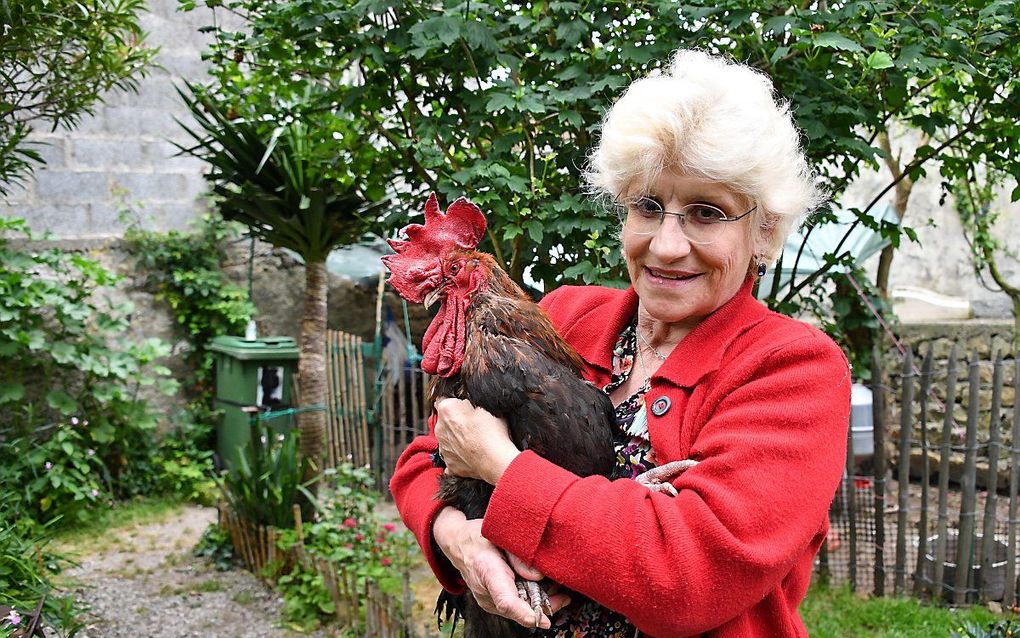 Corinne Fesseau met haan Maurice. beeld AFP