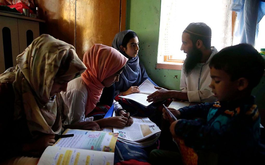 Kashmir-kinderen volgen een college in Srinagar, India. beeld EPA