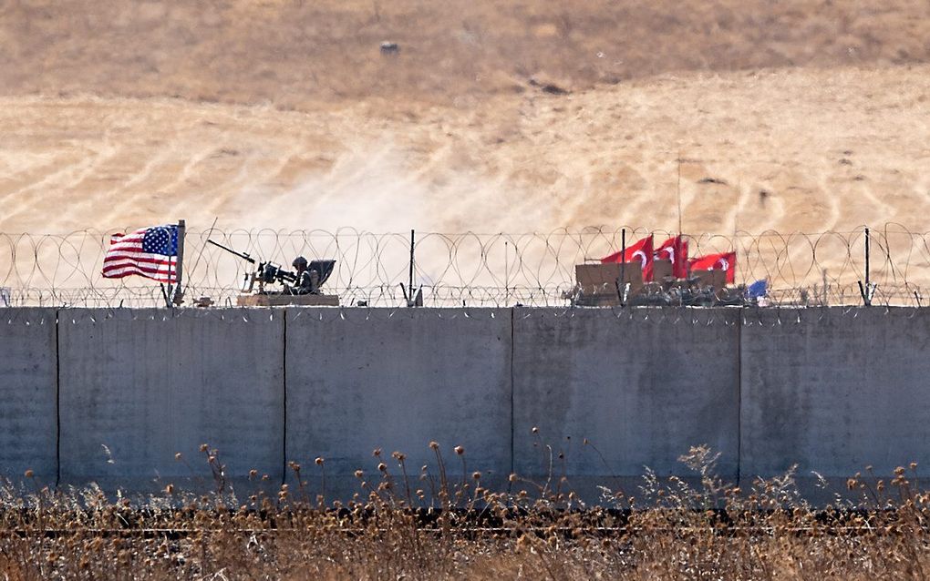 Amerikanen en Turken samen op patrouille langs de grens met Syrie. beeld AFP