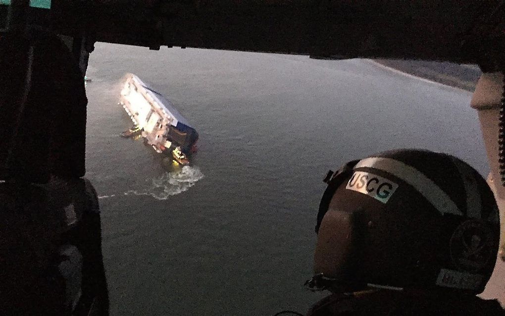 Hulpverleners bij het schip. beeld AFP