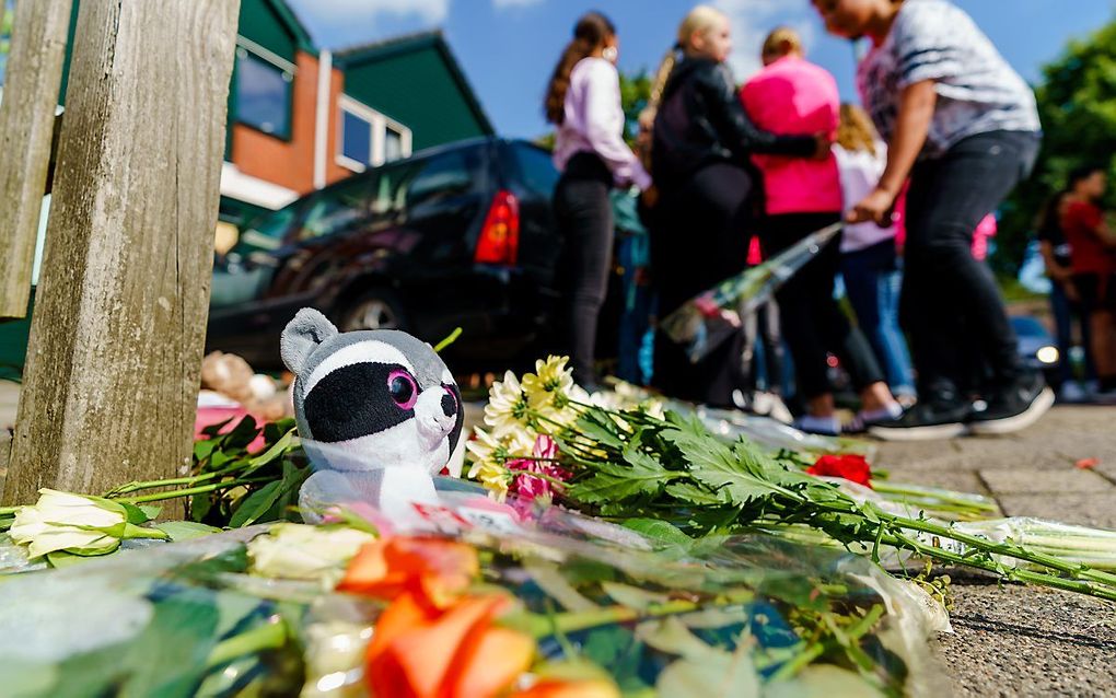 Kinderen bij de woning op de Heimerstein waar een schietincident plaatsvond. beeld ANP