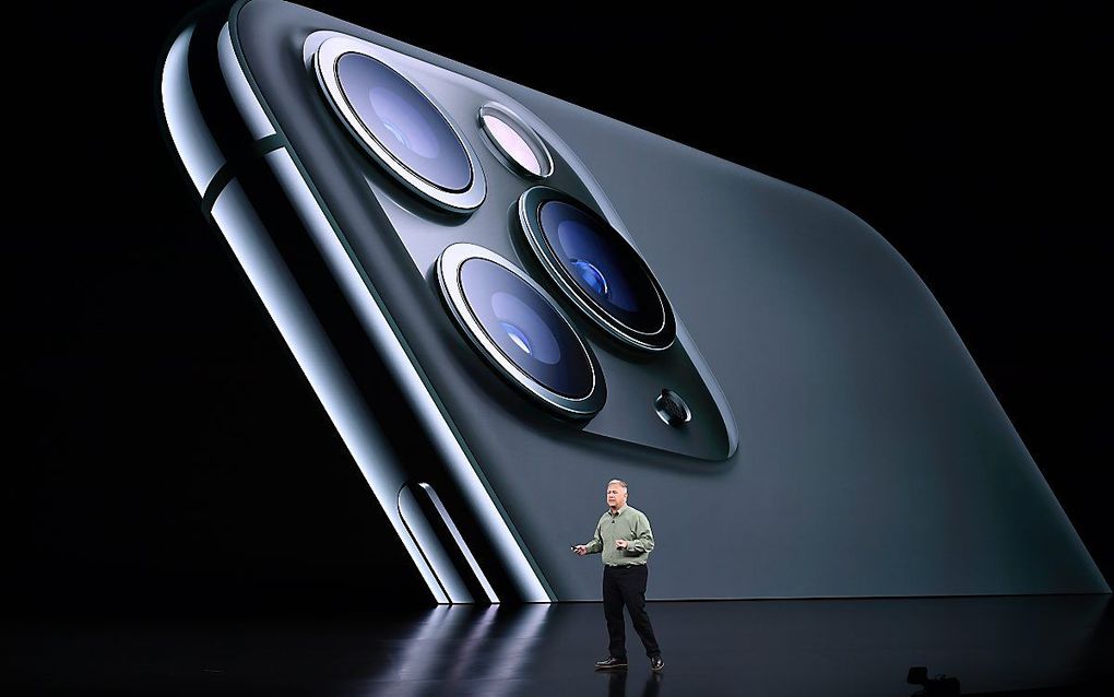 Phil Schiller van Apple op het podium tijdens de onthulling van de nieuwe iPhones in Californië. beeld AFP