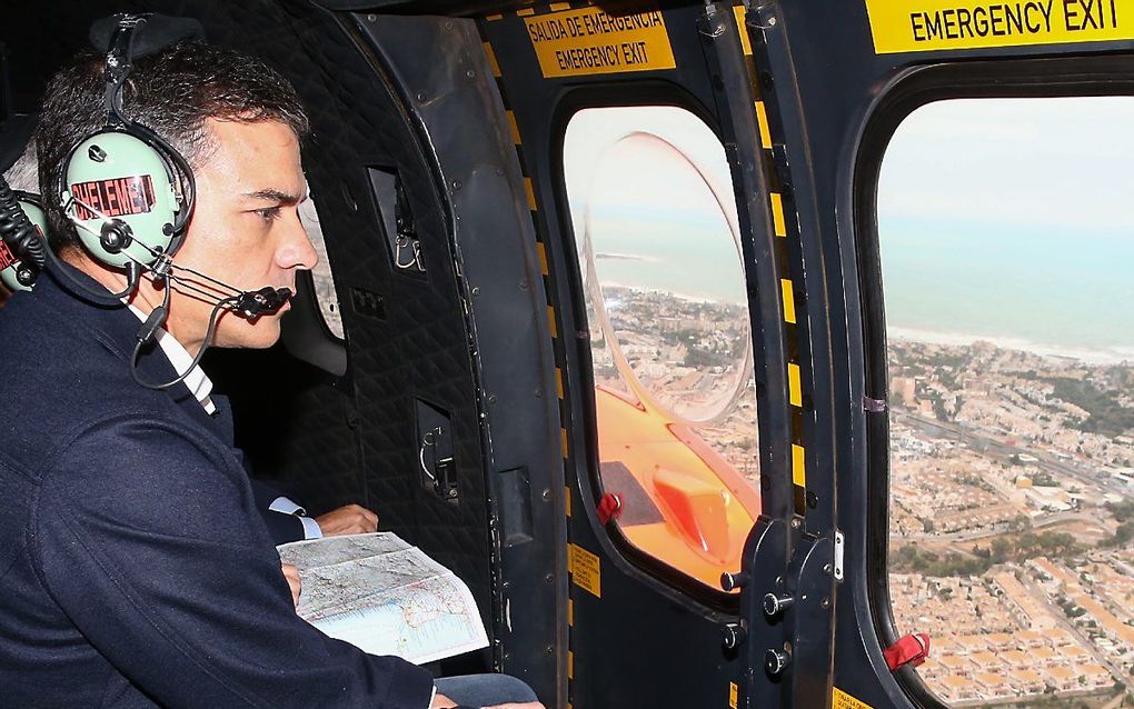 De Spaanse premier Pedro Sánchez vliegt in een helikopter over een overstroomd gebied in het zuidoosten van Spanje. beeld AFP