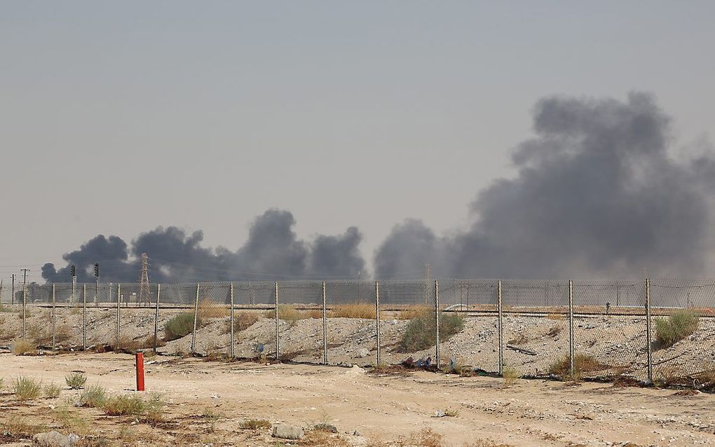 Rookwolken boven olievelden in Abqaiq, Saudi-Arabië na droneaanvallen van Houthi-rebellen. beeld AFP