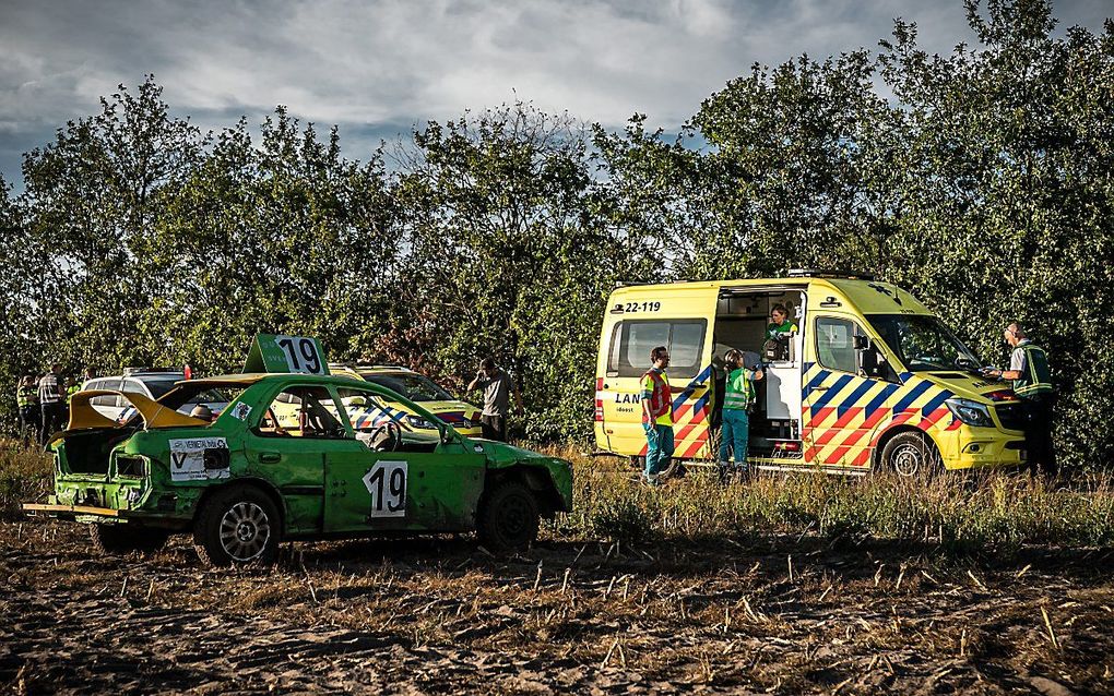 Hulpverleners bij de autocross. beeld ANP