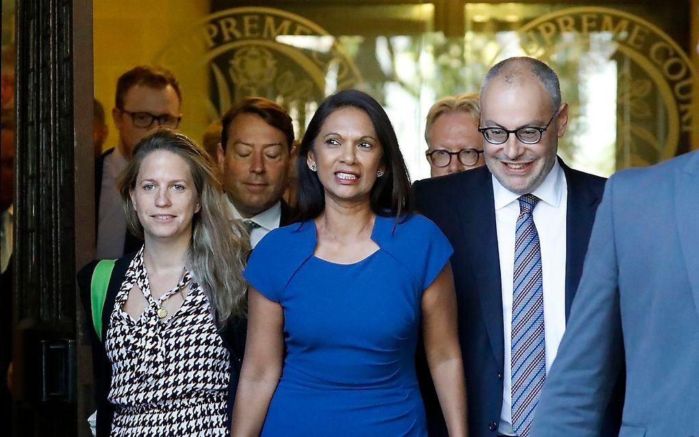 Anti-brexitactievoerder Gina Miller verlaat het Hooggerechtshof in Londen na de eerste zittingsdag van de brexitzaak. beeld AFP