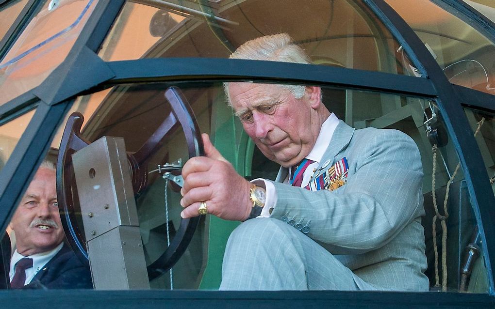 Prins Charles in de cockpit van een replicatie slider tijdens zijn bezoek aan het Airborne Museum Hartenstein.