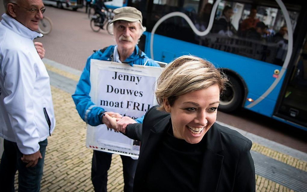 Jenny Douwes, boegbeeld van de blokkeerfriezen, komt aan bij het gerechtshof in Leeuwarden. beeld ANP