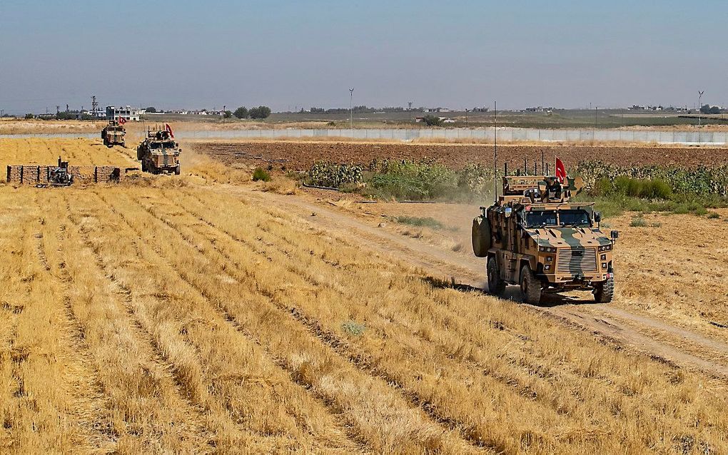 Turkse troepen bij de grens met Syrië. beeld AFP