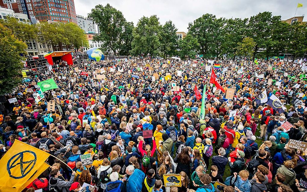 Deelnemers aan de klimaatstaking verzamelen voor het Centraal Station in Den Haag. beeld ANP