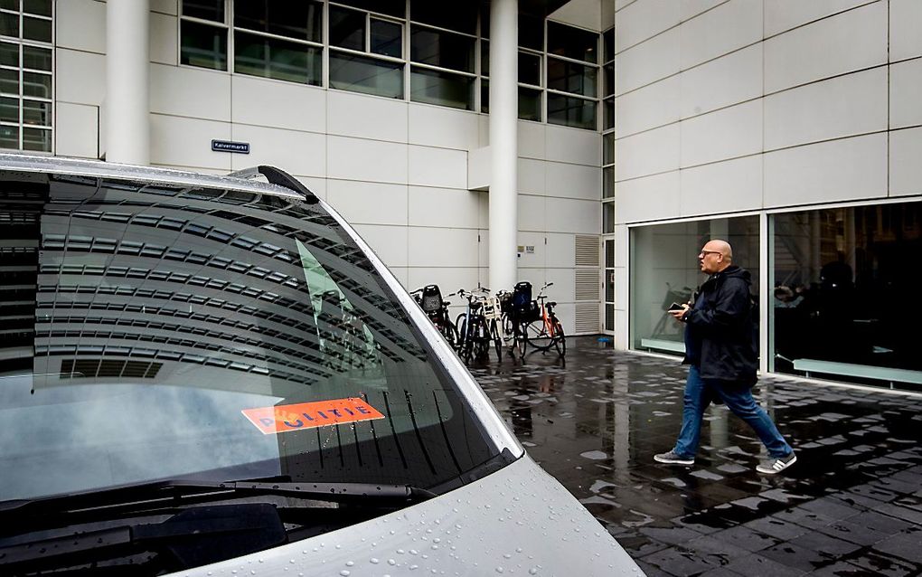 Een politiebusje voor het stadhuis van Den Haag. beeld ANP