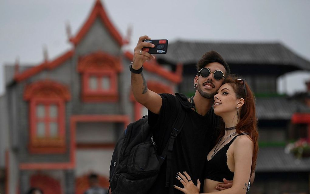 Twee mensen maken een selfie in Rio de Janeiro. beeld AFP