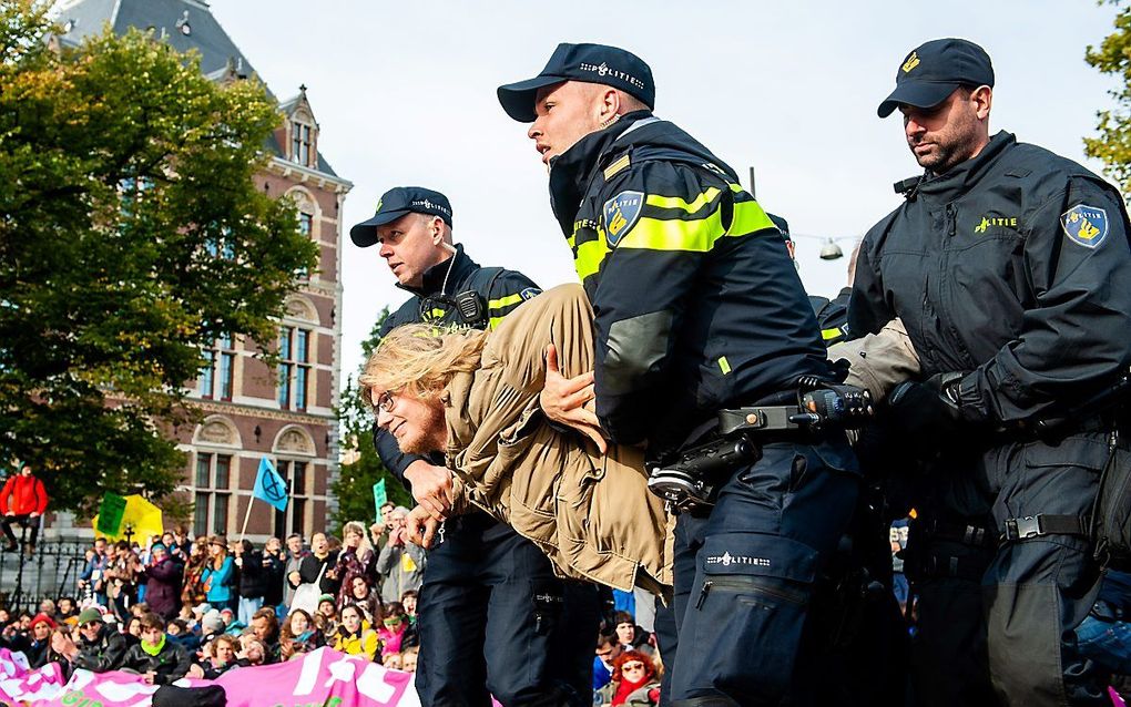 Politie maakt einde aan klimaatprotest in Amsterdam. beeld ANP