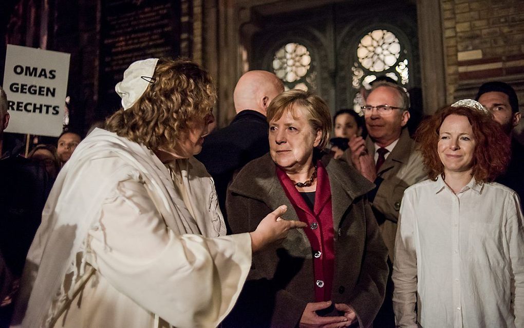 Merkel in de synagoge in Halle. beeld AFP