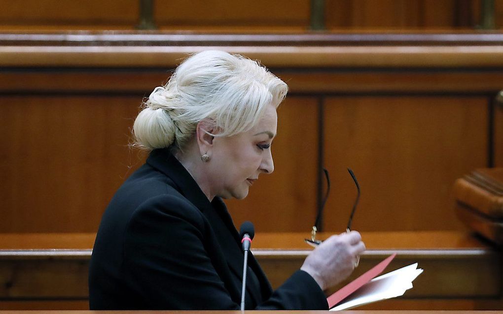 De Roemeense premier Viorica Dăncilă donderdagochtend, voordat de motie van wantrouwen tegen haar in stemming werd gebracht. beeld EPA