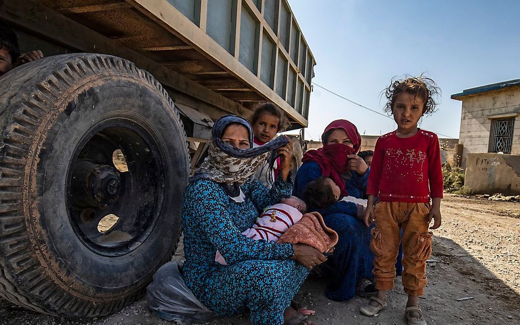 Syrische burgers komen aan in Tall Tamr, een dorpje in noordwest-Syrië, na Turkse bombardementen. beeld AFP