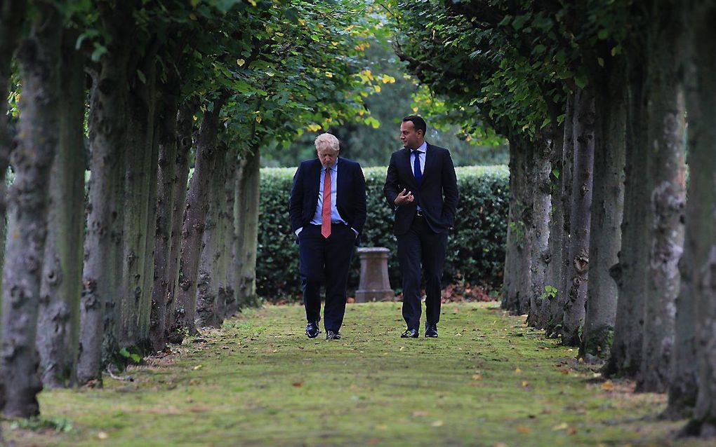 Links Boris Johnson, rechts de Ierse premier Leo Varadkar. beeld EPA