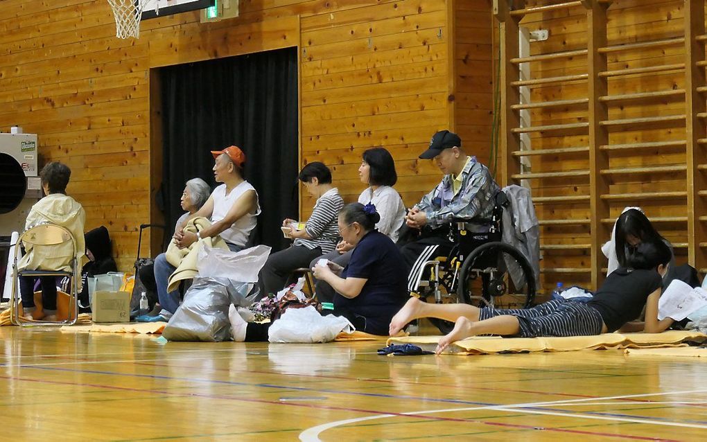 Evacuees uit Tokyo wachten in een noodopvang tot het ergste van de storm voorbij is. beeld AFP