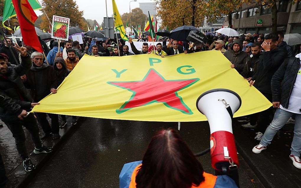 Koerden demonstreren zaterdag in Den Haag tegen de Turkse militaire operatie in Syrie. beeld ANP