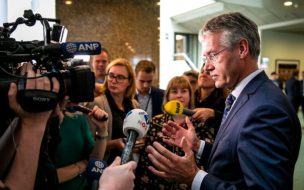 Arie Slob, minister voor Basis- en Voorgezet Onderwijs en Media, staat de pers te woord naar aanleiding van het stopzetten van de financiering van het Haga Lyceum. beeld ANP