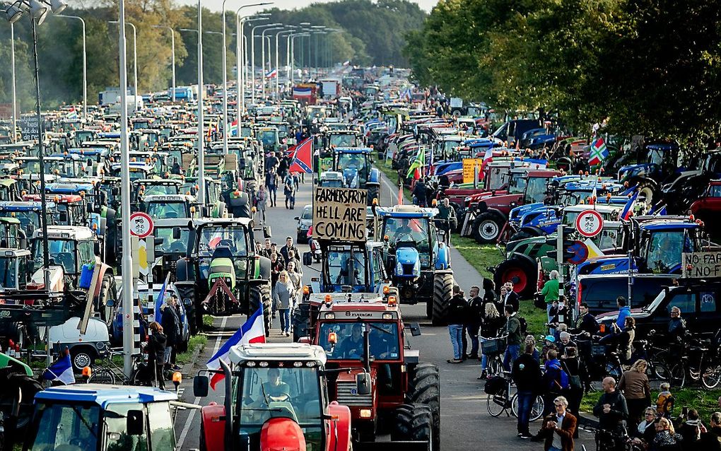 Boeren verzamelen in de omgeving van het gebouw van de RIVM in Bilthoven. beeld ANP