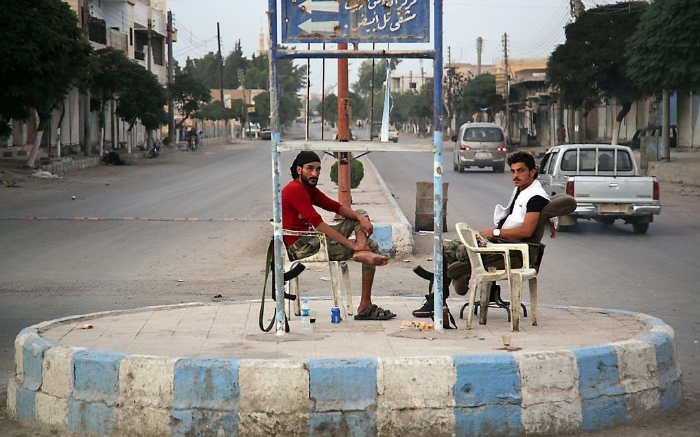 Syrische strijders in Tal Abyad, vlakbij de grens met Turkije. beeld AFP