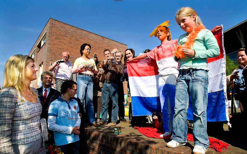 Schoolkinderen uit Deventer zingen het Wilhelmus voor koninging Maxima. beeld ANP