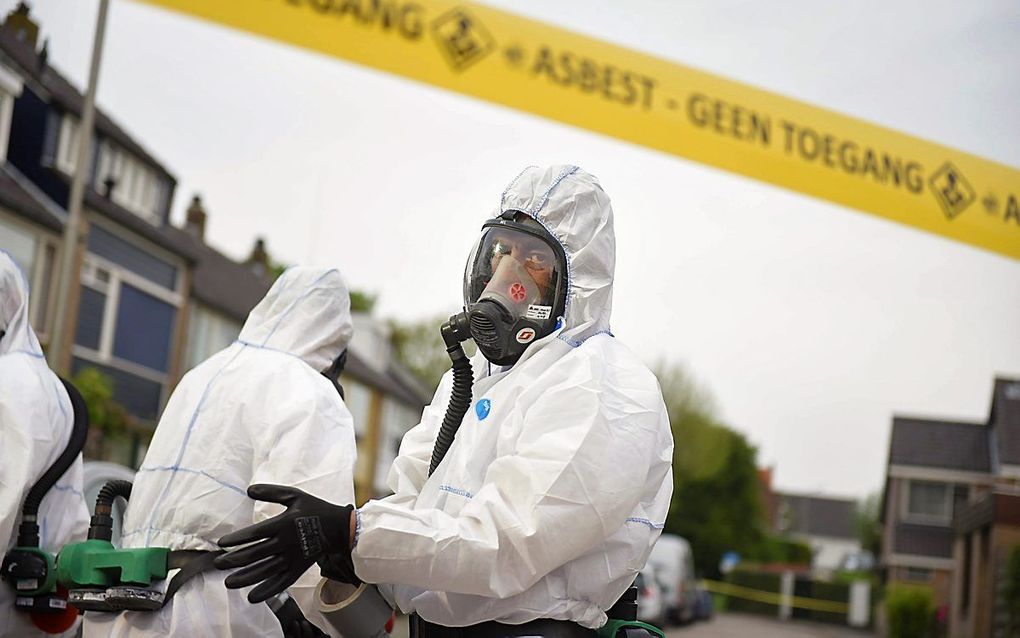 Een gespecialiseerd bedrijf is bezig met het opruimen van asbestdeeltjes die bij een grote brand in een koeienstal in Hazerswoude-Dorp. beeld ANP, MediaTV