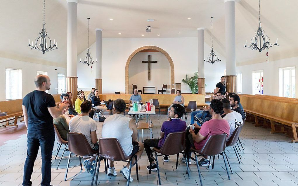 Bijbelstudie in de kapel bij het azc in Katijk. beeld Sjaak Verboom