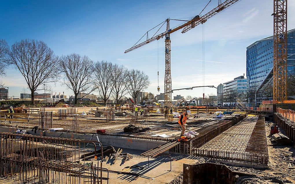 Bouwbedrijf VolkerWessels aan het werk op de Zuidas in Amsterdam. beeld ANP, Lex van Lieshout