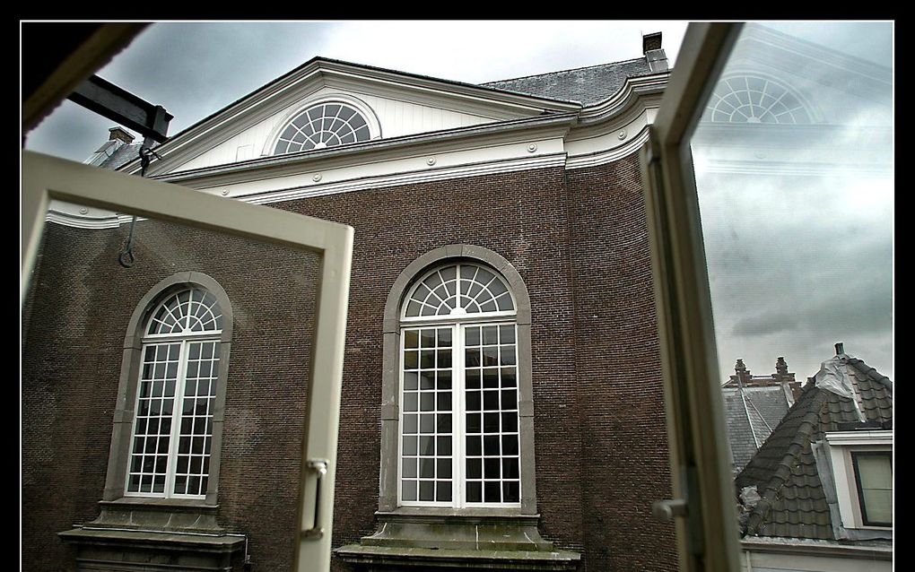 Ingeklemd tussen de historische bebouwing staat aan de Voorstraat in Dordrecht de middeleeuwse Augustijnenkerk. beeld RD, Henk Visscher