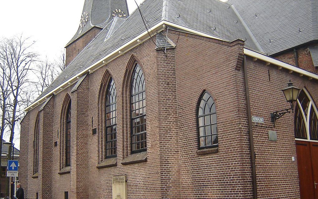 Een sobere gedenksteen, tegen de muur van de oude hervormde kerk in Putten herinnert aan de wegvoering. beeld RD