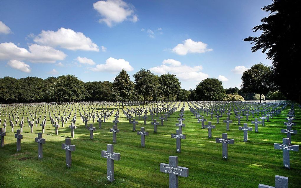 Op de Duitse militaire begraafplaats in het Limburgse Ysselsteyn liggen bijna 32.000 Duitse militairen begraven. beeld RD, Henk Visscher