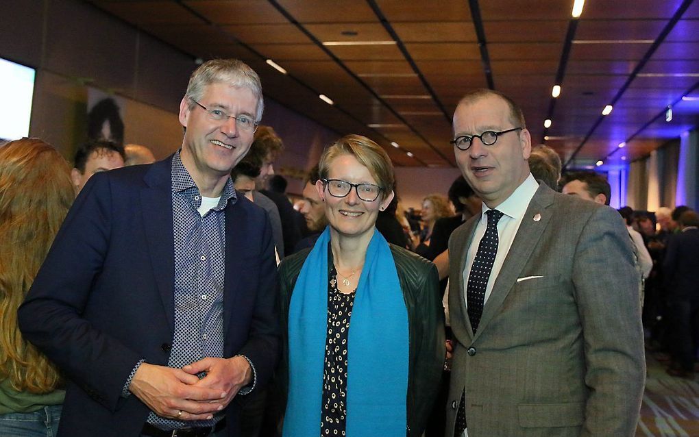 Van links naar rechts. Arie Slob, Renate van der Velde-Buist, lijsttrekker CU in Overijssel en burgemeester Theo Segers van Staphorst. beeld Eelco Kuiken