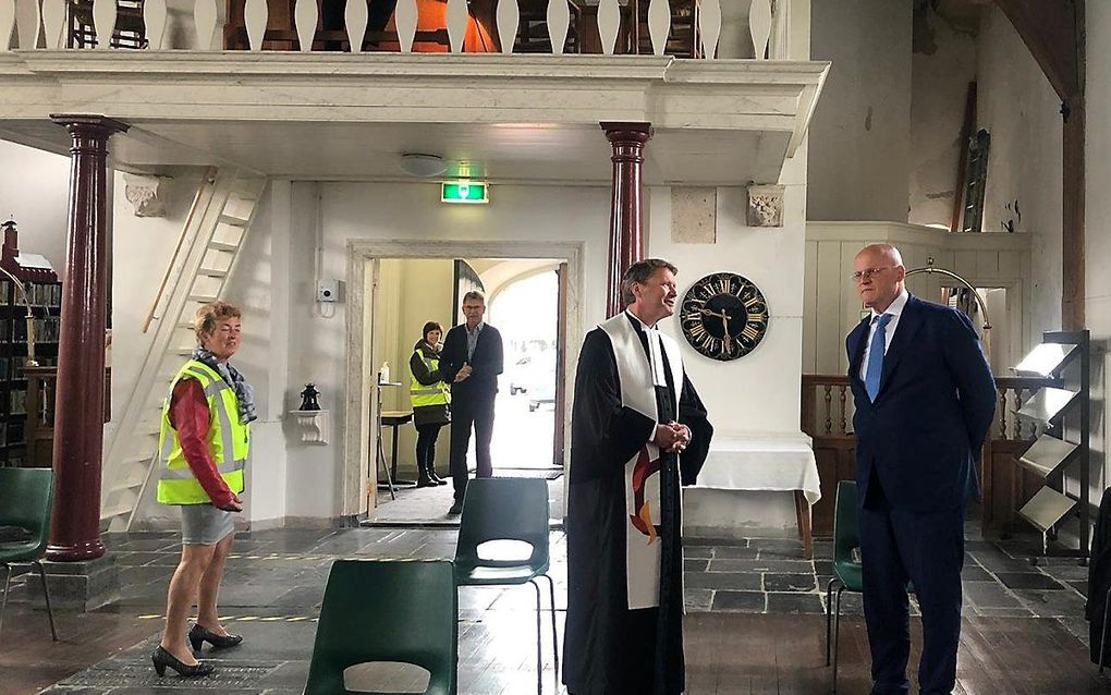 Minister Grapperhaus (R) bezoekt een kerkdienst in Rijnsaterwoude. Voorganger in de dienst is dr. R. de Reuver, scriba van de Protestantse Kerk in Nederland. beeld RD