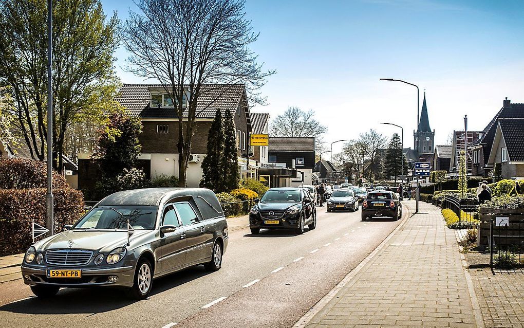 Rouwstoet in Heerde. Ds. De Graaf, die zelf Covid-19 overleefde: „Sommige gemeenteleden die ik begeleidde en die overleden, worden nu door een andere predikant begraven. Dat voelt heel onnatuurlijk.” beeld RD, Henk Visscher