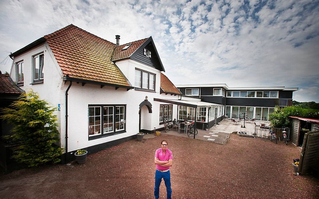 Kees Bostelaar voor hotel Irene in Oost-Kapelle. beeld RD, Henk Visscher