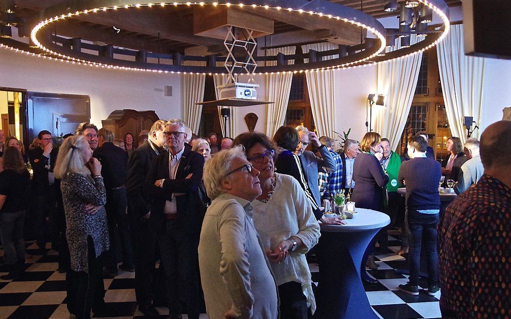 Onder bezoekers van de uitslagenavond in het provinciehuis van Zeeland blijkt de lijsttrekker van winnaar FVD, Fred van Walravens, de grote onbekende. beeld Van Scheyen Fotografie