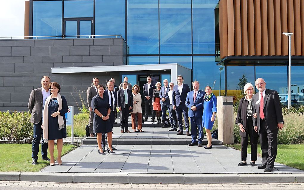 Pete Hoekstra en zijn vrouw Diane (rechts) op de foto met Zeeuwse ondernemers. beeld TCC