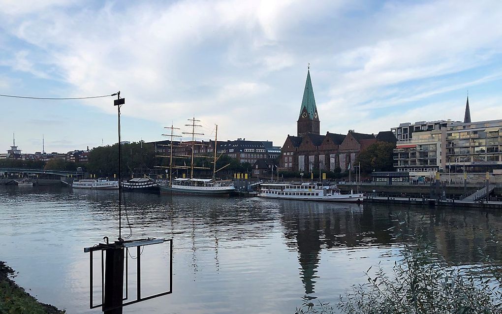 De Sint-Martinikerk in Bremen. Op de voorgrond de rivier de Wezer. beeld RD