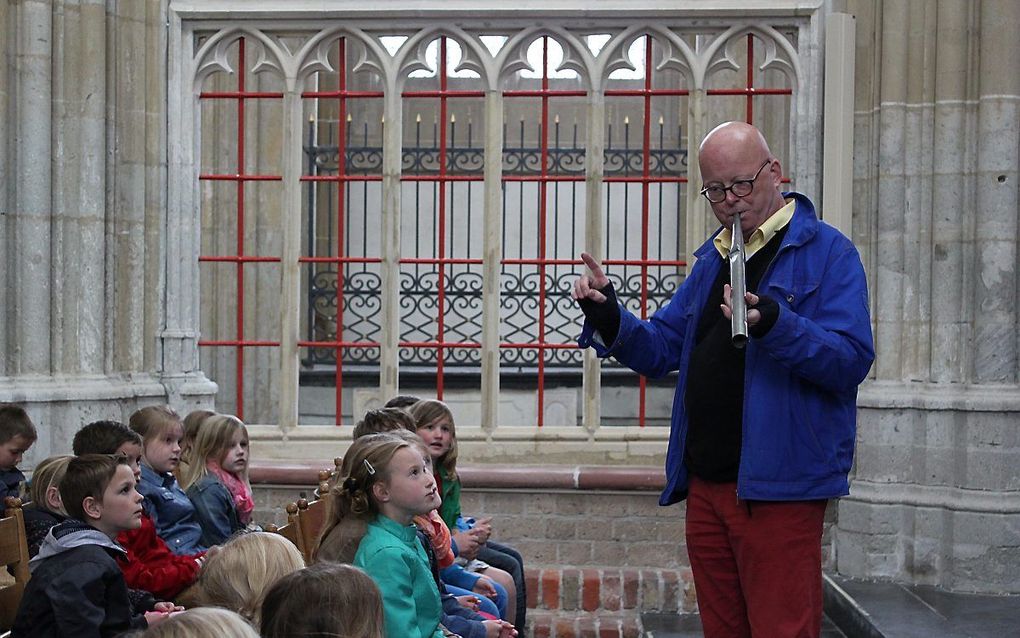 Ab Weegenaar ontvangt schoolkinderen in de Bovenkerk in Kampen. beeld RD, Evert Barten