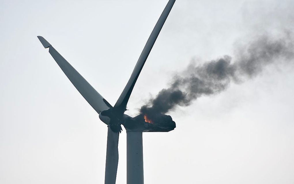 Door een brand in een windmolen in Zeewolde zijn twee monteurs lichtgewond geraakt. beeld Floris Kayim