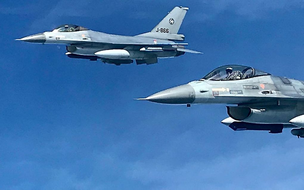 Een KDC-10-tankvliegtuig van de Koninklijke Luchtmacht tankte donderdag een aantal F-16’s bij in de lucht boven de Noordzee tijdens de jachtvliegoefening Frisian Flag. beeld Gerard ten Voorde