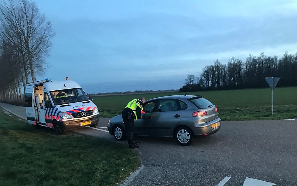 Politie was vrijdagavond massaal op de been op toegangswegen rond Urk. beeld RD