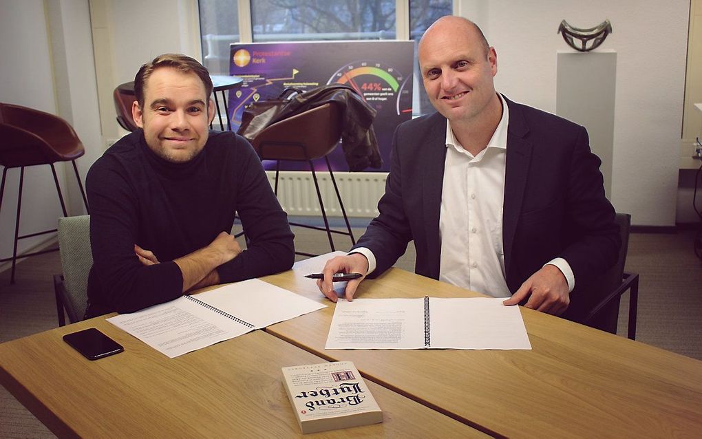 Henrik Wienen (l.), oprichter van Donkey Mobile, en Jurjen de Groot, directeur van de dienstenorganisatie van de Protestantse Kerk in Nederland. beeld Donkey Mobile